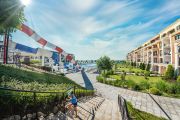 Водные горки, пешеходные дорожки и озеленённая территория апарт-отеля Premier Fort Beach.