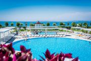 Апарт-отель Premier Fort Beach на первой линии в Святом Власе — панорама бассейнов, территории и Чёрного моря.