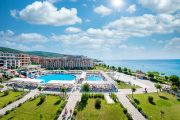 Открытый бассейн с шезлонгами и видом на Чёрное море в апарт-отеле Premier Fort Beach, Святой Влас.
