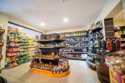 Продуктовый магазин с напитками, продуктами и товарами повседневного спроса на территории Premier Fort Beach.