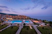 Открытый бассейн во внутреннем дворе апарт-отеля Premier Fort Beach в окружении жилых корпусов.