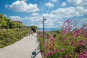 Прогулочная дорожка вдоль Чёрного моря рядом с апарт-отелем Premier Fort Beach, первая линия, Святой Влас.