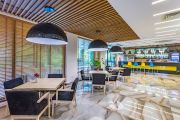 Современный бар с мягкими креслами, столиками и барной стойкой в Premier Fort Beach, Святой Влас.