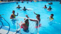 Отдыхающие в открытом бассейне апарт-отеля Premier Fort Beach, Святой Влас, Болгария.