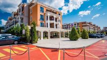 Архитектура апарт-отеля Premier Fort Beach, главный вход в здание и парковка на территории комплекса