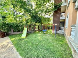 Детская площадка с горкой и качелями на зелёной территории ЖК Villa Aria, Солнечный берег, Болгария