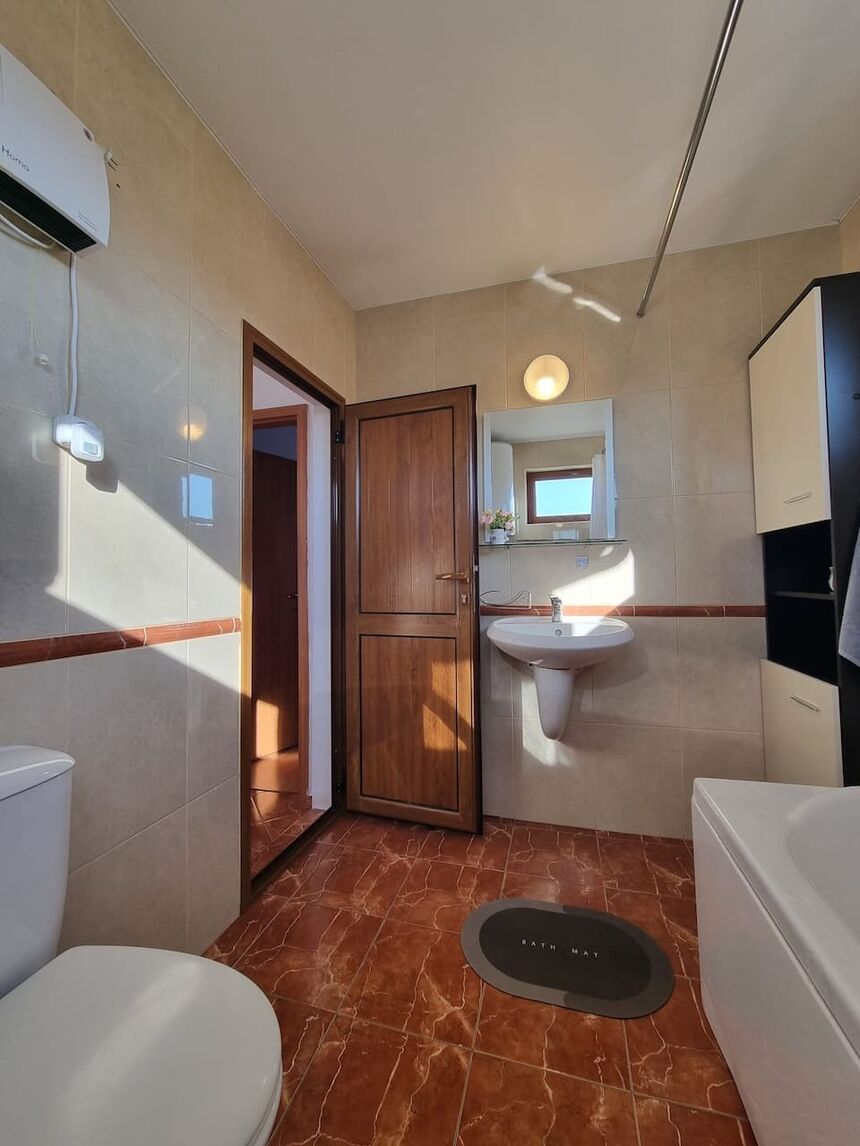 ID7142 Двухэтажный дом с участком земли в с. Бата