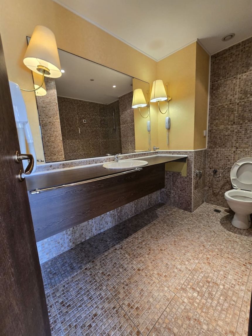 Санузел с большой раковиной и ванной в квартире Barcelo Royal Beach