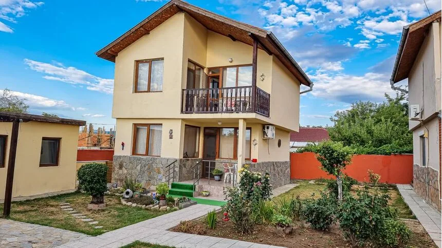 ID5109 Двухэтажный дом с земельным участком в селе Гълъбец