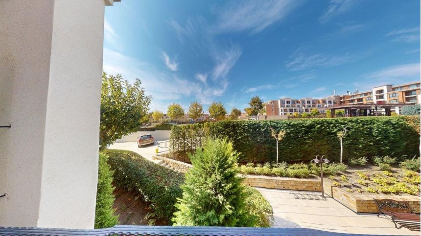 Вид с террасы студии 43 м² на зелёные насаждения и корпуса Premier Fort Beach, Святой Влас, Болгария.