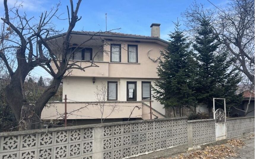ID5792 Трехэтажный дом с участком земли в селе Гълбец