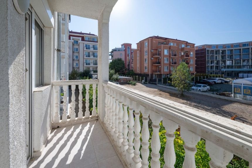 Терраса трёхкомнатной квартиры 75 м² на 2 этаже ЖК Браво 5, Солнечный берег, вид на соседние здания