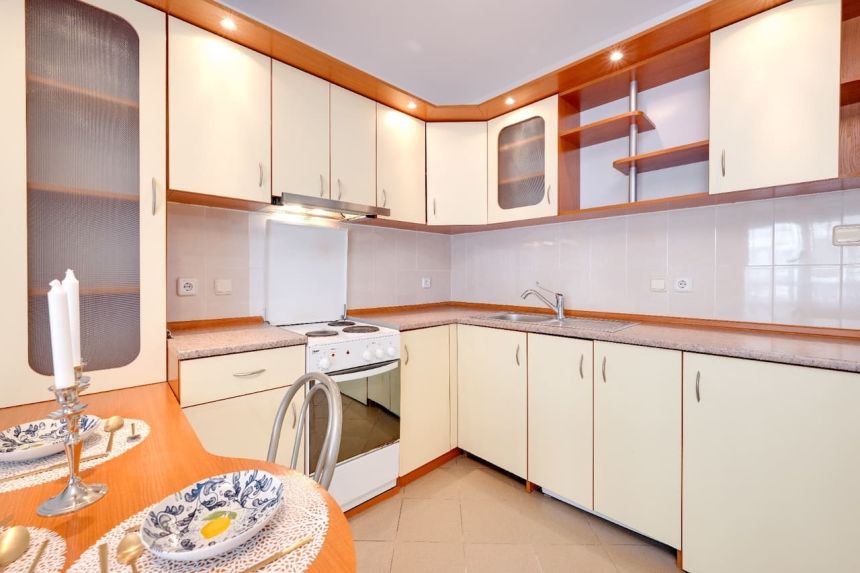 Угловая кухонная зона с мебелью и электрической плитой в квартире 75 м², ЖК Браво 5, Болгария