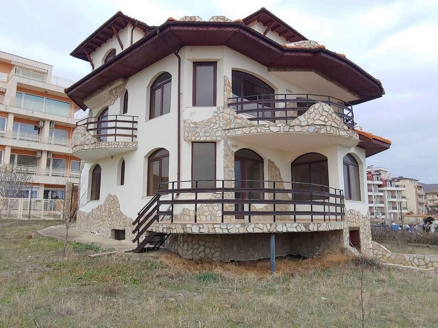 ID4098 Трехэтажный дом в Святом Власе