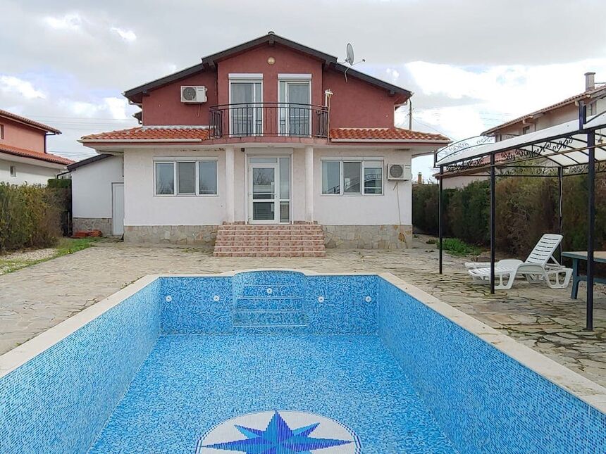 ID5561 Двухэтажный дом с участком земли в селе Тръстиково