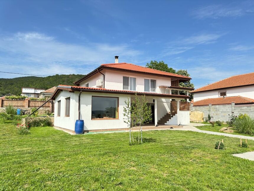 ID7053 Двухэтажный дом в селе Горица