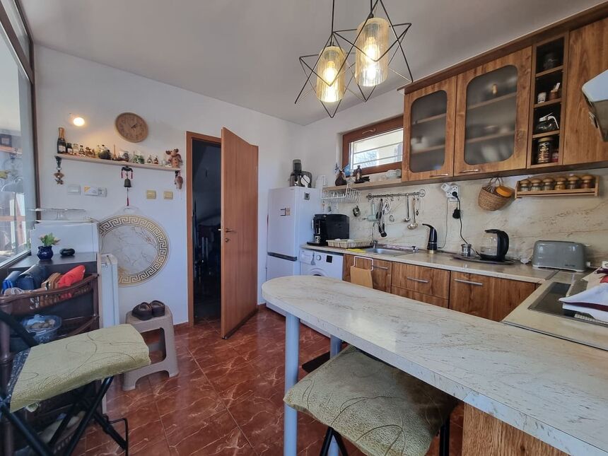 ID7142 Двухэтажный дом с участком земли в с. Бата