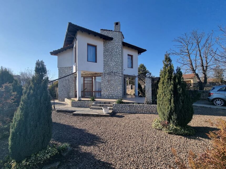 ID7142 Двухэтажный дом с участком земли в с. Бата