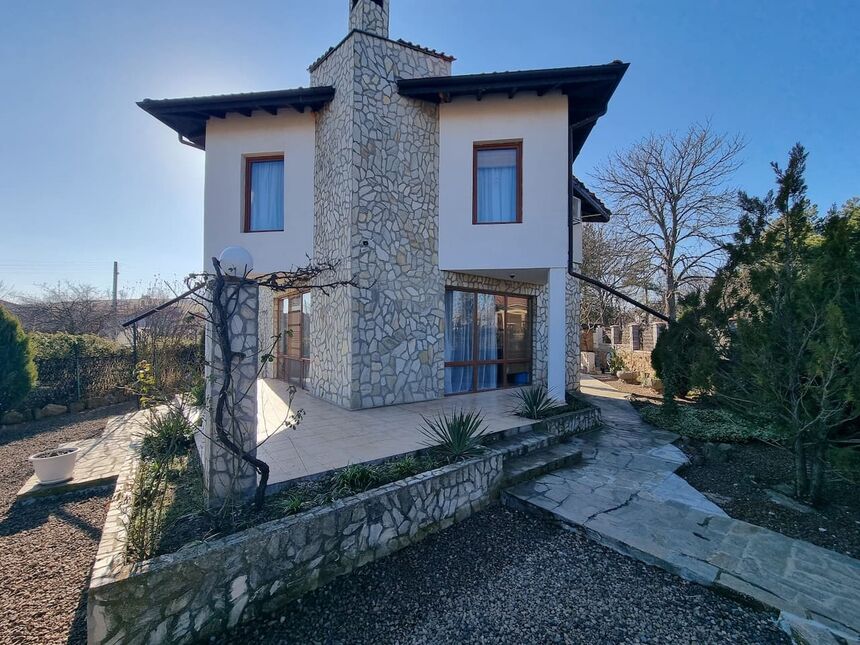 ID7142 Двухэтажный дом с участком земли в с. Бата