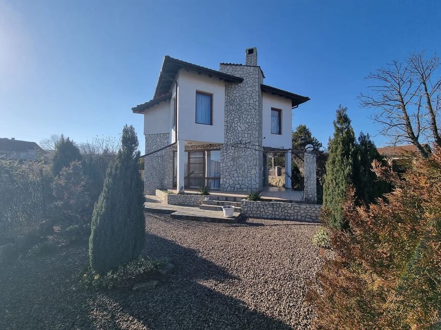 ID7142 Двухэтажный дом с участком земли в с. Бата