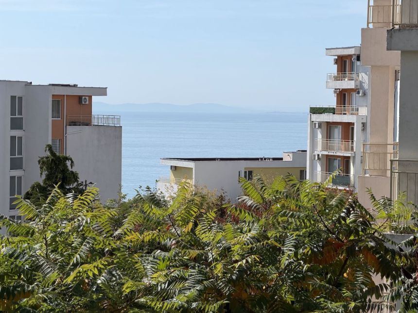 Вид на Чёрное море между корпусами жилого комплекса Crown Fort Club в Святом Власе.