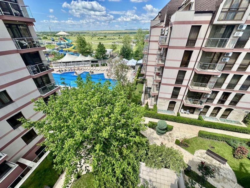 Вид с террасы трёхкомнатной квартиры 76 м² на территорию и бассейн ЖК Тарсис