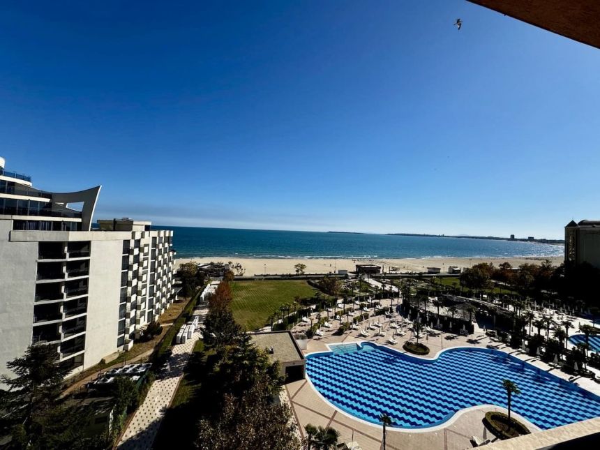 Вид с 8 этажа на Черное море, пляж и бассейн апарт-отеля Majestic Beach Resort, Солнечный берег g6o5-og