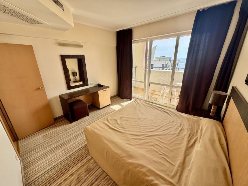 Меблированная спальня с двуспальной кроватью и выходом на террасу в Majestic Beach Resort, Солнечный берег 053h-nz