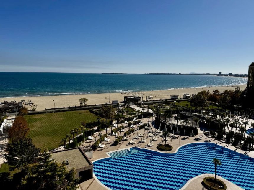 Панорамный вид на Черное море, пляж и бассейн Majestic Beach Resort с 8 этажа квартиры на Солнечном берегу 0lie-ua