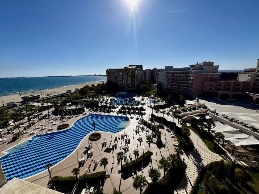 Панорамный вид на бассейны, благоустроенную территорию и море в Majestic Beach Resort, Солнечный берег f0as-y5