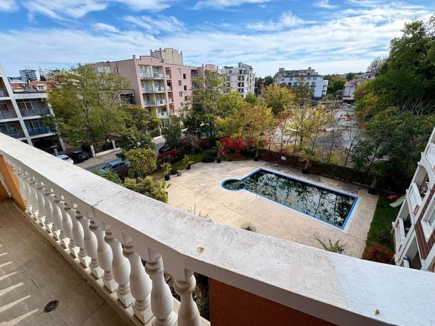 Панорамный вид с 4 этажа студии в ЖК Villa Aria на бассейн, зелёную территорию и соседние здания