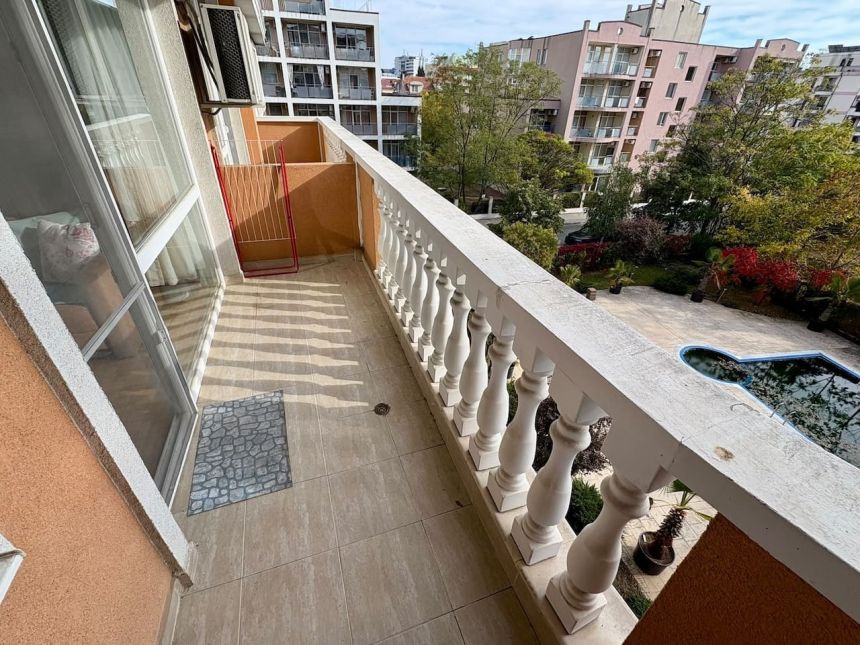 Просторная терраса студии 52 м² с белой балюстрадой в ЖК Villa Aria, Солнечный берег