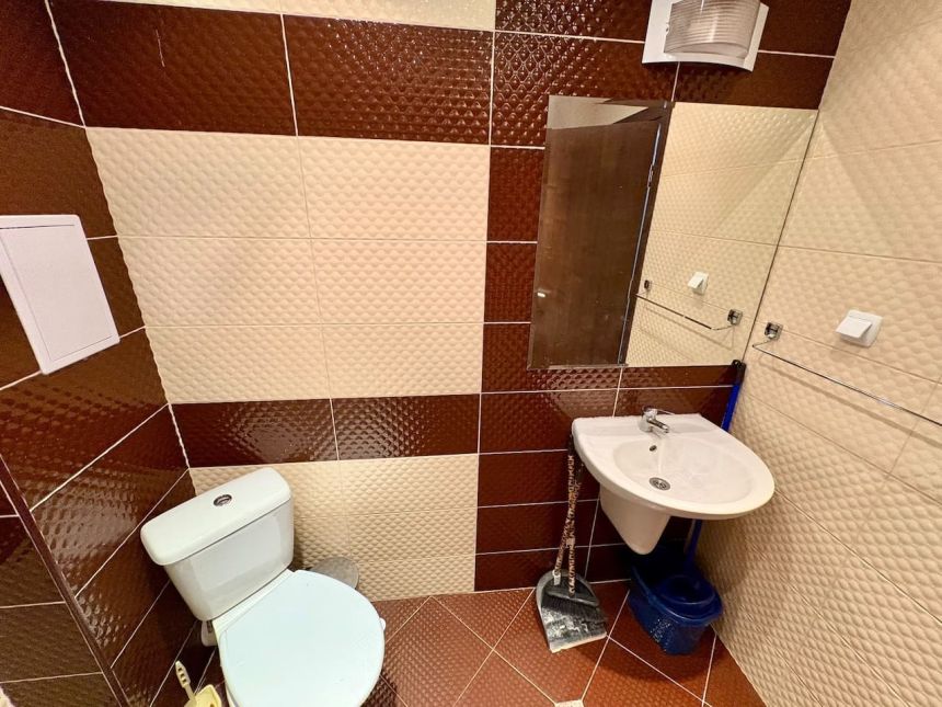 Санузел студии 52 м² с умывальником, зеркалом и унитазом в ЖК Villa Aria, Солнечный берег