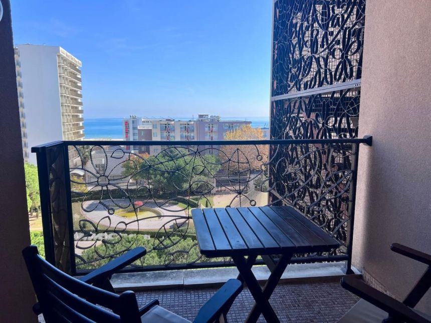 Меблированный балкон студии Barcelo Royal Beach с кованым ограждением и видом на море