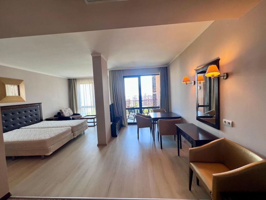 Общий вид студии 56 м² в ЖК Barcelo Royal Beach — спальная и обеденная зоны, выход на балкон