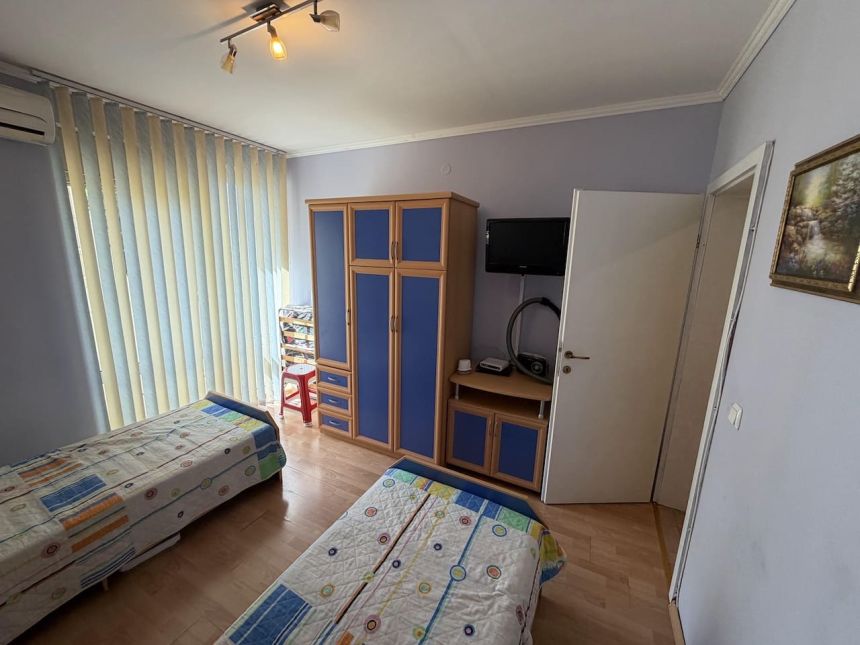 Спальня квартиры 73,62 м² в ЖК Crown Fort Club с двумя кроватями, кондиционером и мебелью.