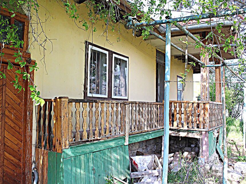 ID2212 Дом с участком земли в селе Горица