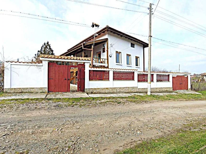 ID3300 Трехэтажный дом в селе Драчево